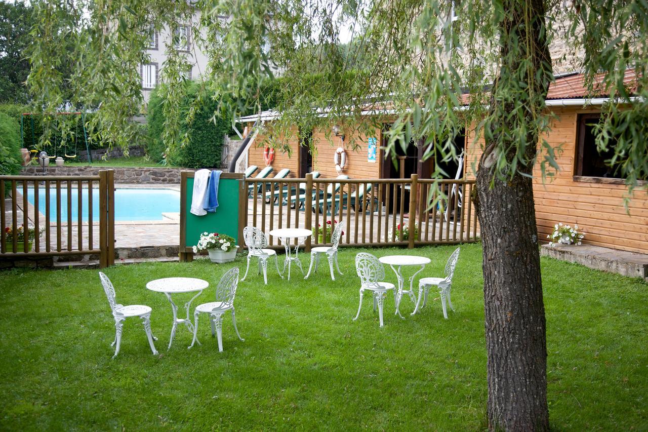 Logis Hotel Le Petit Breuil La Courtine Bagian luar foto