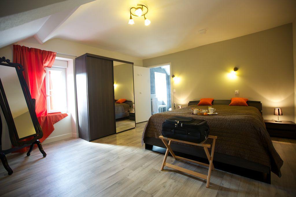 Logis Hotel Le Petit Breuil La Courtine Bagian luar foto